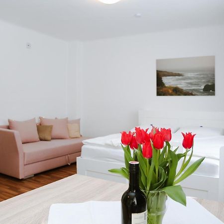 Ferienwohnung In Der Fussgaengerzone Gartenblick - Studio Apartment Eisenstadt Exterior photo